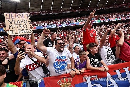 AP통신이 지난 21일(한국시간) 세르비아 축구협회가 현재 참가 중인 유로 2024 대회를 자진 포기할 수 있다고 보도했다.&nbsp; 문제가 된 상황은 지난 19일 독일 함부르크에 있는 폭스바겐슈타디온에서 열린 크로아티아와 알바니아의 B조 2차전 직후 발생했다.&nbsp; 양 팀의 경기는 2-2로 종료됐고 경기 종료 후 양 국가 팬들이 세르비아인들은 죽어라.라는 구호를 계속해서 외친 것으로 전해졌다.&nbsp;연합뉴스