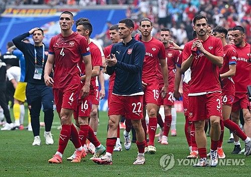 AP통신이 지난 21일(한국시간) 세르비아 축구협회가 현재 참가 중인 유로 2024 대회를 자진 포기할 수 있다고 보도했다.&nbsp; 문제가 된 상황은 지난 19일 독일 함부르크에 있는 폭스바겐슈타디온에서 열린 크로아티아와 알바니아의 B조 2차전 직후 발생했다.&nbsp; 양 팀의 경기는 2-2로 종료됐고 경기 종료 후 양 국가 팬들이 세르비아인들은 죽어라.라는 구호를 계속해서 외친 것으로 전해졌다.&nbsp;연합뉴스