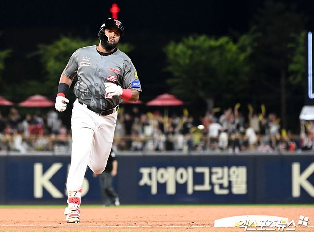 ​​KIA 타이거즈 타자 소크라테스가 21일 광주 기아챔피언스필드에서 열린 한화 이글스와의 홈 경기에서 6회 투런포를 때린 뒤 주루하고 있다. 이날 KIA는 8-3으로 이겨 2연승을 달리고 2위 삼성과의 승차를 3경기로 벌렸다. 광주, 김한준 기자