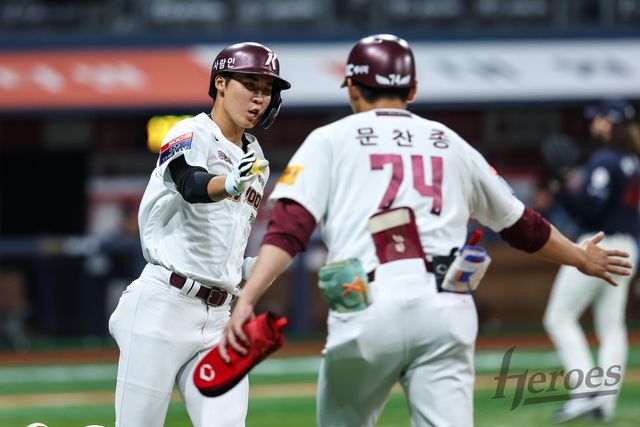 키움 외야수 장재영은 22일 고척스카이돔에서 열린 '2024 신한 SOL Bank KBO 리그' 롯데와 주말 3연전 두 번째 경기에서 9번타자 중견수로 선발 출전했다. 이날 첫 번째 타석에서 솔로포를 때려 타자로서 첫 홈런포와 타점을 신고했다. 키움 히어로즈
