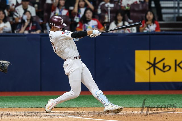  키움 외야수 장재영은 22일 고척스카이돔에서 열린 '2024 신한 SOL Bank KBO 리그' 롯데와 주말 3연전 두 번째 경기에서 9번타자 중견수로 선발 출전했다. 이날 첫 번째 타석에서 솔로포를 때려 타자로서 첫 홈런포와 타점을 신고했다. 키움 히어로즈