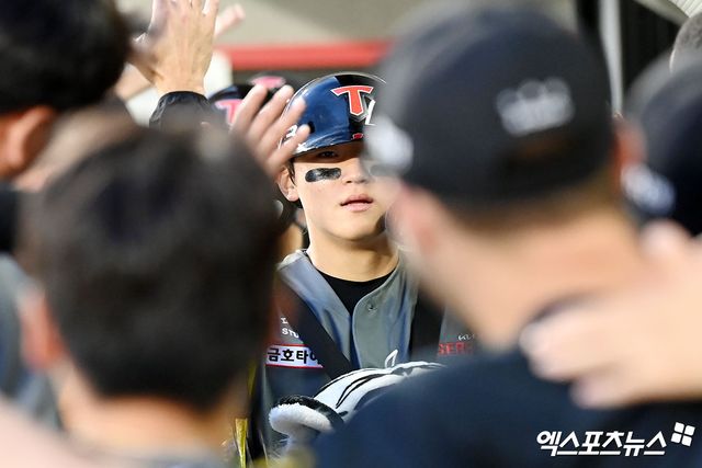 KIA 타이거즈 타자 김도영이 21일 광주 기아챔피언스필드에서 열린 한화 이글스와의 홈 경기에서 4회 투런포를 때린 뒤 덕아웃에서 자축하고 있다. 이날 KIA는 8-3으로 이겨 2연승을 달리고 2위 삼성과의 승차를 3경기로 벌렸다. 광주, 김한준 기자