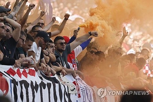 AP통신이 지난 21일(한국시간) 세르비아 축구협회가 현재 참가 중인 유로 2024 대회를 자진 포기할 수 있다고 보도했다.&nbsp; 문제가 된 상황은 지난 19일 독일 함부르크에 있는 폭스바겐슈타디온에서 열린 크로아티아와 알바니아의 B조 2차전 직후 발생했다.&nbsp; 양 팀의 경기는 2-2로 종료됐고 경기 종료 후 양 국가 팬들이 세르비아인들은 죽어라.라는 구호를 계속해서 외친 것으로 전해졌다.&nbsp;연합뉴스