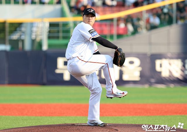 몬스터 류현진이 드디어 올해 KBO 최강 KIA 타이거즈와 승부를 펼친다. 류현진은 23일 오후 2시 광주 기아챔피언스필드에서 열리는 KBO리그 한화-KIA 더블 헤더 1차전에 선발 투수로 나선다. 류현진은 올해 메이저리그에서 복귀한 뒤 8개 구단과 전부 붙었으나 유독 리그 최강 KIA와 격돌하지 않았다. 엑스포츠뉴스DB