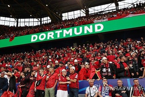 AP통신이 지난 21일(한국시간) 세르비아 축구협회가 현재 참가 중인 유로 2024 대회를 자진 포기할 수 있다고 보도했다.&nbsp; 문제가 된 상황은 지난 19일 독일 함부르크에 있는 폭스바겐슈타디온에서 열린 크로아티아와 알바니아의 B조 2차전 직후 발생했다.&nbsp; 양 팀의 경기는 2-2로 종료됐고 경기 종료 후 양 국가 팬들이 세르비아인들은 죽어라.라는 구호를 계속해서 외친 것으로 전해졌다.&nbsp;연합뉴스