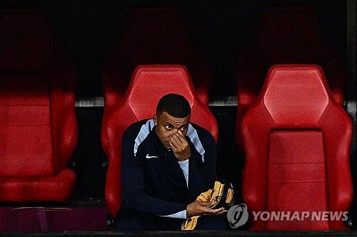 프랑스 축구를 대표하는 슈퍼스타 킬리안 음바페가 22일 가면과 함께 정돈된 유니폼 사진을 찍어 자신의 SNS에 게재하면서 경기에 나설 준비가 됐다는 점을 드러냈다. 프랑스는 22일 독일 라이프치히에 위치한 라이프치히 스타디움에서 열린 네덜란드와의 유럽축구연맹(UEFA) 2024 유럽축구선수권대회(유로2024)에서 득점 없이 0-0으로 비겼다. 1차전 오스트리아와의 대결에서 코뼈 골절 부상을 당해 네덜란드전에서 결장한 음바페의 공백이 크게 느껴진 경기였다. 음바페는 마스크를 쓰고 이르면 3차전 폴란드전부터 나선다. 연합뉴스
