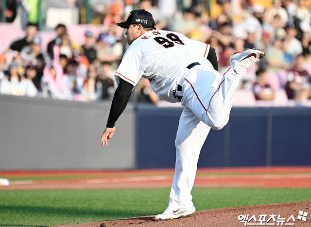 몬스터 류현진이 드디어 올해 KBO 최강 KIA 타이거즈와 승부를 펼친다. 류현진은 23일 오후 2시 광주 기아챔피언스필드에서 열리는 KBO리그 한화-KIA 더블 헤더 1차전에 선발 투수로 나선다. 류현진은 올해 메이저리그에서 복귀한 뒤 8개 구단과 전부 붙었으나 유독 리그 최강 KIA와 격돌하지 않았다. 엑스포츠뉴스DB