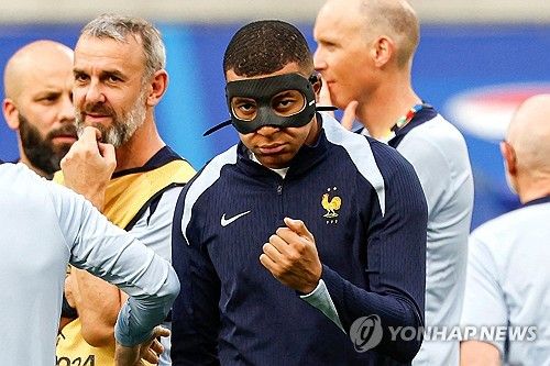 프랑스 축구를 대표하는 슈퍼스타 킬리안 음바페가 22일 가면과 함께 정돈된 유니폼 사진을 찍어 자신의 SNS에 게재하면서 경기에 나설 준비가 됐다는 점을 드러냈다. 프랑스는 22일 독일 라이프치히에 위치한 라이프치히 스타디움에서 열린 네덜란드와의 유럽축구연맹(UEFA) 2024 유럽축구선수권대회(유로2024)에서 득점 없이 0-0으로 비겼다. 1차전 오스트리아와의 대결에서 코뼈 골절 부상을 당해 네덜란드전에서 결장한 음바페의 공백이 크게 느껴진 경기였다. 음바페는 마스크를 쓰고 이르면 3차전 폴란드전부터 나선다. 연합뉴스