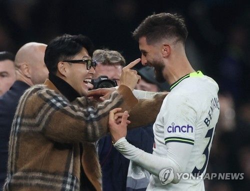 잉글리시 프리미어리그 토트넘 홋스퍼에서 주장을 맡으면서 팀의 주포로 활약 중인 손흥민에게 인종차별적인 발언을 해서 물의를 일으킨 같은 팀 우루과이 국가대표 미드필더 로드리고 벤탄쿠르가 자신의 SNS를 통해 2차 사과문을 올렸으나 잉글랜드축구협회 징계 가능성에 따른 억지춘향식 사과라는 논란에 빠졌다. 벤탄쿠르를 22일 '누군가가 내 말로 인해 불쾌함을 느꼈다면 진심으로 사과하고 싶다'며 '다만 내가 (손흥민 아닌)다른 사람 언급하지 않았다는 점을 알아주길 바란다. 그리고 손흥민에게만 한 얘기다. 직접 혹은 간접적으로 다른 누군가를 불쾌하게 할 의도가 없었다'고 했다. 그러나 글로벌 축구팬들은 지금까지 묵묵부답으로 일관하다가 FA 징계 보도가 나오면서 부랴부랴 사과문 올렸다는 점을 들어 벤탄쿠르의 저의를 의심하고 있다. 연합뉴스