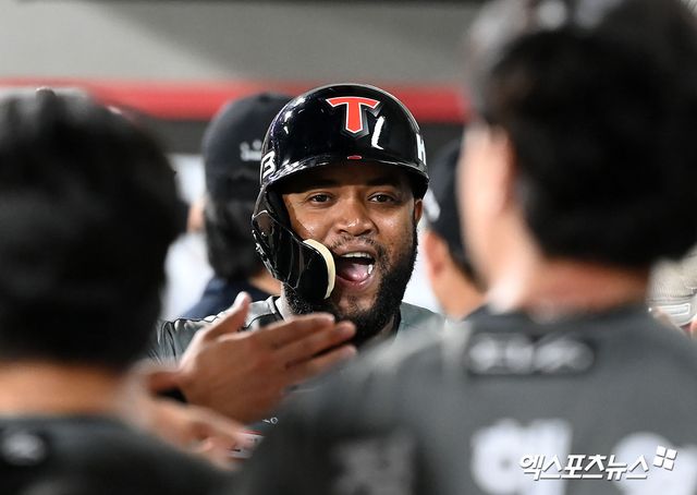 ​​KIA 타이거즈 타자 소크라테스가 21일 광주 기아챔피언스필드에서 열린 한화 이글스와의 홈 경기에서 8회 솔로포를 때려 연타석 홈런을 기록한 뒤 덕아웃에서 축하를 받고 있다. 이날 KIA는 8-3으로 이겨 2연승을 달리고 2위 삼성과의 승차를 3경기로 벌렸다. 광주, 김한준 기자