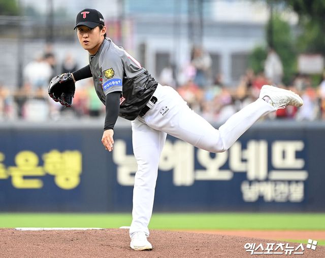 ​​KIA 타이거즈 투수 윤영철이 21일 광주 기아챔피언스필드에서 열린 한화 이글스와의 홈 경기에서 1회 역투하고 있다. 이날 KIA는 8-3으로 이겨 2연승을 달리고 2위 삼성과의 승차를 3경기로 벌렸다. 윤영철은 시즌 7승째를 챙겼다. 광주, 김한준 기자