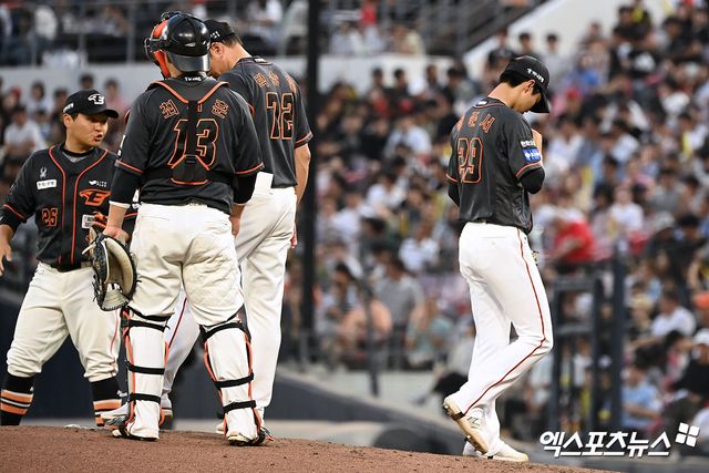 한화 이글스 투수 황준서가 21일 광주 기아챔피언스필드에서 열린 KIA 타이거즈와의 원정 경기에서 3회 강판당하고 있다. 이날 한화는 3-8로 졌고 황준서는 패전 투수가 됐다. 광주, 김한준 기자