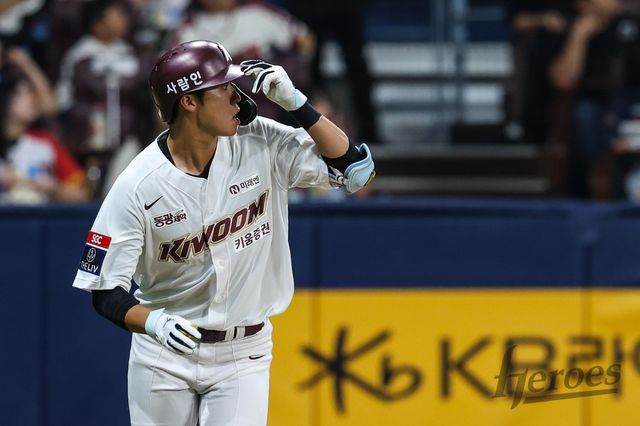 키움 외야수 장재영은 22일 고척스카이돔에서 열린 '2024 신한 SOL Bank KBO 리그' 롯데와 주말 3연전 두 번째 경기에서 9번타자 중견수로 선발 출전했다. 이날 첫 번째 타석에서 솔로포를 때려 타자로서 첫 홈런포와 타점을 신고했다. 키움 히어로즈