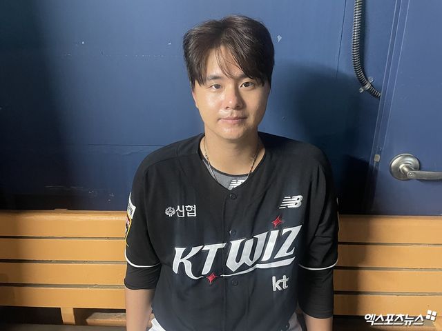 KT 위즈 구원투수 김민이 21일 서울 잠실야구장에서 열린 LG 트윈스와의 원정경기에서 호투한 뒤 인터뷰를 마치고 기념촬영하고 있다. 잠실, 최원영 기자