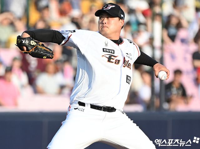 몬스터 류현진이 드디어 올해 KBO 최강 KIA 타이거즈와 승부를 펼친다. 류현진은 23일 오후 2시 광주 기아챔피언스필드에서 열리는 KBO리그 한화-KIA 더블 헤더 1차전에 선발 투수로 나선다. 류현진은 올해 메이저리그에서 복귀한 뒤 8개 구단과 전부 붙었으나 유독 리그 최강 KIA와 격돌하지 않았다. 엑스포츠뉴스DB