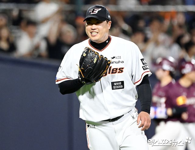 몬스터 류현진이 드디어 올해 KBO 최강 KIA 타이거즈와 승부를 펼친다. 류현진은 23일 오후 2시 광주 기아챔피언스필드에서 열리는 KBO리그 한화-KIA 더블 헤더 1차전에 선발 투수로 나선다. 류현진은 올해 메이저리그에서 복귀한 뒤 8개 구단과 전부 붙었으나 유독 리그 최강 KIA와 격돌하지 않았다. 엑스포츠뉴스DB