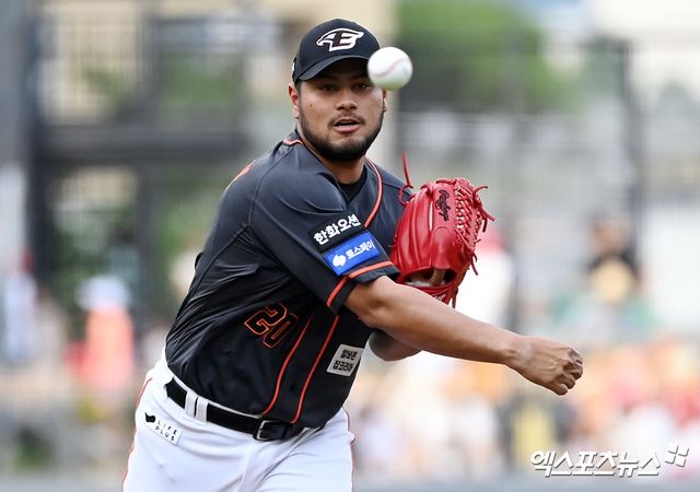 23일 오후 광주기아챔피언스필드에서 열린 '2024 신한 SOL Bank KBO리그' 한화 이글스와 KIA 타이거즈의 더블헤더 2차전 경기, 1회말 한화 선발투수 바리아가 공을 힘차게 던지고 있다. 광주, 김한준 기자