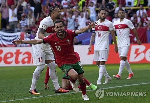 포르투갈은 23일 독일 도르트문트의에 위치한 BVB 슈티다온에서 열린 튀르키예와의 UEFA 2024 유럽축구선수권대회 조별리그 F조 2차전에서 3 대 0 완승을 거뒀다. 튀르키예전 완승으로 포르투갈은 조지아와의 조별리그 최종전을 앞두고 F조 1위와 대회 16강 진출을 모두 확정 지었다. 이날 선발로 출전한 전설적인 공격수 크리스티아누 호날두는 후반전에 골키퍼와 일대일 상황에서 슈팅보다 패스를 택해 브루노 페르난데스의 쐐기골을 돕는 이타적인 플레이로 많은 찬사를 받았다. 연합뉴스