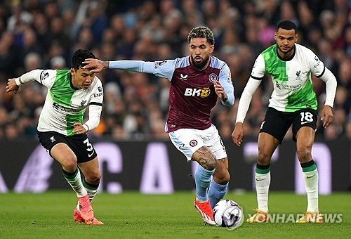 이적시장 전문 기자 파브리치오 로마노가 23일(한국시간) 자신의 사회관계망서비스(SNS)를 통해 더글라스 루이스가 유벤투스로 이적하는 것이 사실상 확정됐다고 전했다.&nbsp;여기에 루이스의 여자친구이자 스위스 여자 국가대표 선수인 알리샤 레만도 유벤투스 여성팀으로 동반 이적할 전망이다. 연합뉴스