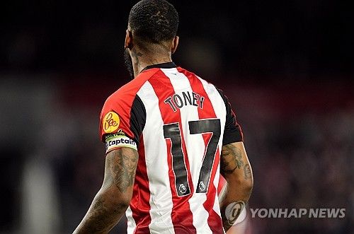 잉글랜드 및 프리미어리그 레전드 공격수였던 테디 셰링엄이 손흥민은 해리 케인 같은 전문 스트라이커가 될 수 없다며 토트넘 홋스퍼가 새로운 9번 유형 공격수를 영입해야 한다고 주장했다.&nbsp;영국 EPL인덱스에 따르면 셰링엄은 22일 토트넘에는 진정한 스트라이커가 필요하다고 주장하면서 브렌트퍼드 공격수 이반 토니를 영입해야 하는 이유를 설명했다. 토니는 불법베팅으로 출전 정지 징계를 받았으나 득점력은 뛰어나다는 평가를 받고 있다. 2022-23시즌에는 엘링 홀란, 해리 케인에 이어 득점 3위에 올랐다. 연합뉴스