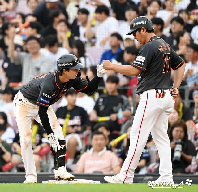 23일 오후 광주기아챔피언스필드에서 열린 '2024 신한 SOL Bank KBO리그' 한화 이글스와 KIA 타이거즈의 더블헤더 2차전 경기, 3회초 2사 2루 한화 이원석이 1타점 적시타를 날린 후 박재상 코치와 주먹을 맞대고 있다. 광주, 김한준 기자