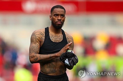 잉글랜드 및 프리미어리그 레전드 공격수였던 테디 셰링엄이 손흥민은 해리 케인 같은 전문 스트라이커가 될 수 없다며 토트넘 홋스퍼가 새로운 9번 유형 공격수를 영입해야 한다고 주장했다.&nbsp;영국 EPL인덱스에 따르면 셰링엄은 22일 토트넘에는 진정한 스트라이커가 필요하다고 주장하면서 브렌트퍼드 공격수 이반 토니를 영입해야 하는 이유를 설명했다. 토니는 불법베팅으로 출전 정지 징계를 받았으나 득점력은 뛰어나다는 평가를 받고 있다. 2022-23시즌에는 엘링 홀란, 해리 케인에 이어 득점 3위에 올랐다. 연합뉴스