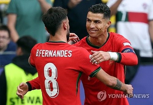 포르투갈은 23일 독일 도르트문트의에 위치한 BVB 슈티다온에서 열린 튀르키예와의 UEFA 2024 유럽축구선수권대회 조별리그 F조 2차전에서 3 대 0 완승을 거뒀다. 튀르키예전 완승으로 포르투갈은 조지아와의 조별리그 최종전을 앞두고 F조 1위와 대회 16강 진출을 모두 확정 지었다. 이날 선발로 출전한 전설적인 공격수 크리스티아누 호날두는 후반전에 골키퍼와 일대일 상황에서 슈팅보다 패스를 택해 브루노 페르난데스의 쐐기골을 돕는 이타적인 플레이로 많은 찬사를 받았다. 연합뉴스