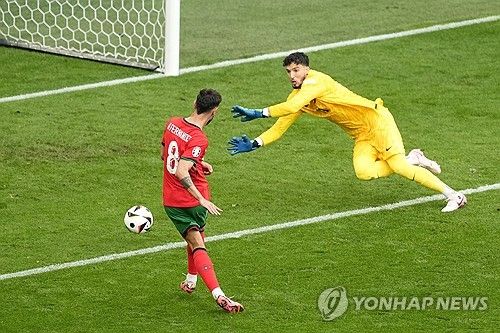 포르투갈은 23일 독일 도르트문트의에 위치한 BVB 슈티다온에서 열린 튀르키예와의 UEFA 2024 유럽축구선수권대회 조별리그 F조 2차전에서 3 대 0 완승을 거뒀다. 튀르키예전 완승으로 포르투갈은 조지아와의 조별리그 최종전을 앞두고 F조 1위와 대회 16강 진출을 모두 확정 지었다. 이날 선발로 출전한 전설적인 공격수 크리스티아누 호날두는 후반전에 골키퍼와 일대일 상황에서 슈팅보다 패스를 택해 브루노 페르난데스의 쐐기골을 돕는 이타적인 플레이로 많은 찬사를 받았다. 연합뉴스