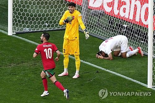 포르투갈은 23일 독일 도르트문트의에 위치한 BVB 슈티다온에서 열린 튀르키예와의 UEFA 2024 유럽축구선수권대회 조별리그 F조 2차전에서 3 대 0 완승을 거뒀다. 튀르키예전 완승으로 포르투갈은 조지아와의 조별리그 최종전을 앞두고 F조 1위와 대회 16강 진출을 모두 확정 지었다. 이날 선발로 출전한 전설적인 공격수 크리스티아누 호날두는 후반전에 골키퍼와 일대일 상황에서 슈팅보다 패스를 택해 브루노 페르난데스의 쐐기골을 돕는 이타적인 플레이로 많은 찬사를 받았다. 연합뉴스