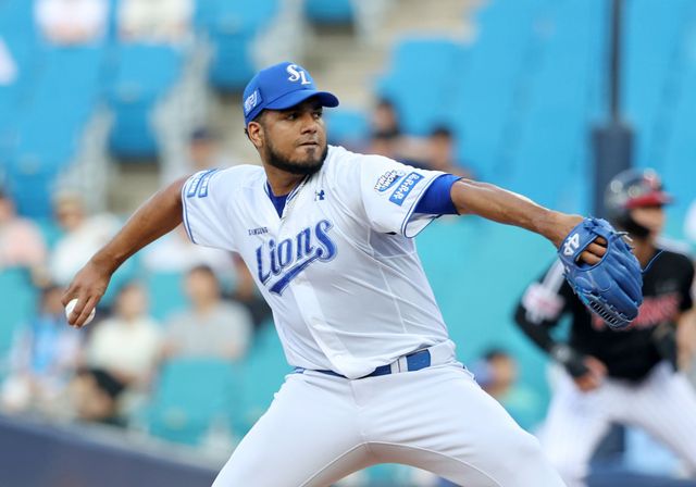 삼성 라이온즈 선발투수 데니 레예스가 경기에 등판해 투구하고 있다. 삼성 라이온즈 제공