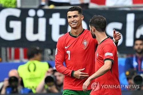 포르투갈은 23일 독일 도르트문트의에 위치한 BVB 슈티다온에서 열린 튀르키예와의 UEFA 2024 유럽축구선수권대회 조별리그 F조 2차전에서 3 대 0 완승을 거뒀다. 튀르키예전 완승으로 포르투갈은 조지아와의 조별리그 최종전을 앞두고 F조 1위와 대회 16강 진출을 모두 확정 지었다. 이날 선발로 출전한 전설적인 공격수 크리스티아누 호날두는 후반전에 골키퍼와 일대일 상황에서 슈팅보다 패스를 택해 브루노 페르난데스의 쐐기골을 돕는 이타적인 플레이로 많은 찬사를 받았다. 연합뉴스