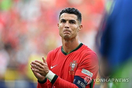 포르투갈은 23일 독일 도르트문트의에 위치한 BVB 슈티다온에서 열린 튀르키예와의 UEFA 2024 유럽축구선수권대회 조별리그 F조 2차전에서 3 대 0 완승을 거뒀다. 튀르키예전 완승으로 포르투갈은 조지아와의 조별리그 최종전을 앞두고 F조 1위와 대회 16강 진출을 모두 확정 지었다. 이날 선발로 출전한 전설적인 공격수 크리스티아누 호날두는 후반전에 골키퍼와 일대일 상황에서 슈팅보다 패스를 택해 브루노 페르난데스의 쐐기골을 돕는 이타적인 플레이로 많은 찬사를 받았다. 연합뉴스
