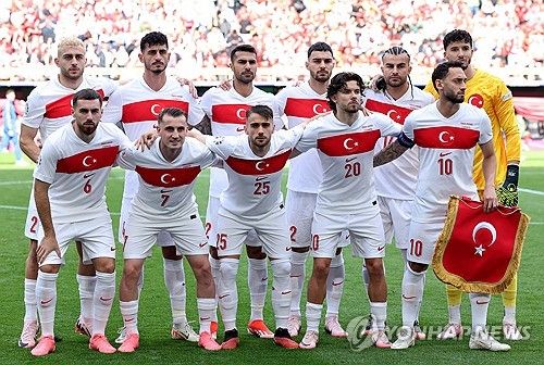 포르투갈은 23일 독일 도르트문트의에 위치한 BVB 슈티다온에서 열린 튀르키예와의 UEFA 2024 유럽축구선수권대회 조별리그 F조 2차전에서 3 대 0 완승을 거뒀다. 튀르키예전 완승으로 포르투갈은 조지아와의 조별리그 최종전을 앞두고 F조 1위와 대회 16강 진출을 모두 확정 지었다. 이날 선발로 출전한 전설적인 공격수 크리스티아누 호날두는 후반전에 골키퍼와 일대일 상황에서 슈팅보다 패스를 택해 브루노 페르난데스의 쐐기골을 돕는 이타적인 플레이로 많은 찬사를 받았다. 연합뉴스