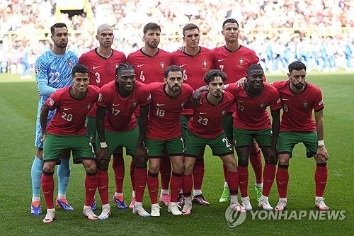 포르투갈은 23일 독일 도르트문트의에 위치한 BVB 슈티다온에서 열린 튀르키예와의 UEFA 2024 유럽축구선수권대회 조별리그 F조 2차전에서 3 대 0 완승을 거뒀다. 튀르키예전 완승으로 포르투갈은 조지아와의 조별리그 최종전을 앞두고 F조 1위와 대회 16강 진출을 모두 확정 지었다. 이날 선발로 출전한 전설적인 공격수 크리스티아누 호날두는 후반전에 골키퍼와 일대일 상황에서 슈팅보다 패스를 택해 브루노 페르난데스의 쐐기골을 돕는 이타적인 플레이로 많은 찬사를 받았다. 연합뉴스