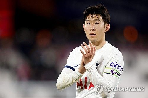 잉글랜드 및 프리미어리그 레전드 공격수였던 테디 셰링엄이 손흥민은 해리 케인 같은 전문 스트라이커가 될 수 없다며 토트넘 홋스퍼가 새로운 9번 유형 공격수를 영입해야 한다고 주장했다.&nbsp;영국 EPL인덱스에 따르면 셰링엄은 22일 토트넘에는 진정한 스트라이커가 필요하다고 주장하면서 브렌트퍼드 공격수 이반 토니를 영입해야 하는 이유를 설명했다. 토니는 불법베팅으로 출전 정지 징계를 받았으나 득점력은 뛰어나다는 평가를 받고 있다. 2022-23시즌에는 엘링 홀란, 해리 케인에 이어 득점 3위에 올랐다. 연합뉴스