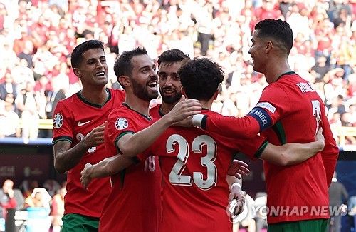 포르투갈은 23일 독일 도르트문트의에 위치한 BVB 슈티다온에서 열린 튀르키예와의 UEFA 2024 유럽축구선수권대회 조별리그 F조 2차전에서 3 대 0 완승을 거뒀다. 튀르키예전 완승으로 포르투갈은 조지아와의 조별리그 최종전을 앞두고 F조 1위와 대회 16강 진출을 모두 확정 지었다. 이날 선발로 출전한 전설적인 공격수 크리스티아누 호날두는 후반전에 골키퍼와 일대일 상황에서 슈팅보다 패스를 택해 브루노 페르난데스의 쐐기골을 돕는 이타적인 플레이로 많은 찬사를 받았다. 연합뉴스