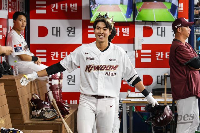 키움 히어로즈 외야수 장재영이 6월 22일 서울 고척스카이돔에서 열린 2024 신한 SOL Bank KBO리그 롯데 자이언츠와의 팀 간 11차전에서 3회초 1군 무대 첫 홈런을 기록한 뒤 더그아웃에서 세리머니를 하고 있다. 사진 키움 히어로즈