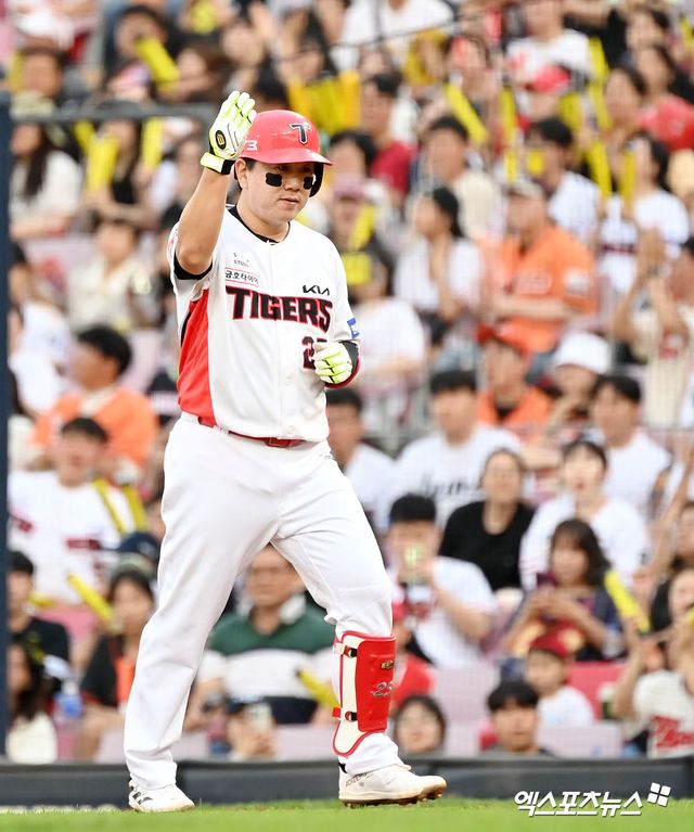 23일 오후 광주기아챔피언스필드에서 열린 '2024 신한 SOL Bank KBO리그' 한화 이글스와 KIA 타이거즈의 더블헤더 2차전 경기, 3회말 1사 1,2루 KIA 이우성이 1타점 적시타를 날린 후 기뻐하고 있다. 광주, 김한준 기자