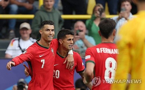 포르투갈은 23일 독일 도르트문트의에 위치한 BVB 슈티다온에서 열린 튀르키예와의 UEFA 2024 유럽축구선수권대회 조별리그 F조 2차전에서 3 대 0 완승을 거뒀다. 튀르키예전 완승으로 포르투갈은 조지아와의 조별리그 최종전을 앞두고 F조 1위와 대회 16강 진출을 모두 확정 지었다. 이날 선발로 출전한 전설적인 공격수 크리스티아누 호날두는 후반전에 골키퍼와 일대일 상황에서 슈팅보다 패스를 택해 브루노 페르난데스의 쐐기골을 돕는 이타적인 플레이로 많은 찬사를 받았다. 연합뉴스