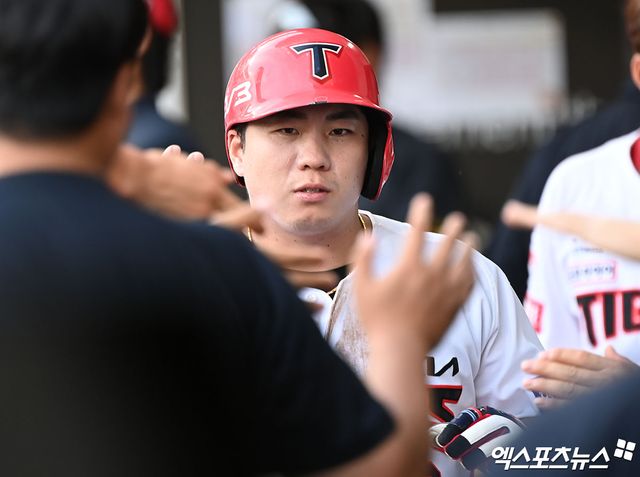 23일 오후 광주기아챔피언스필드에서 열린 '2024 신한 SOL Bank KBO리그' 한화 이글스와 KIA 타이거즈의 더블헤더 2차전 경기, 2회말 1사 3루 KIA 이창진이 김태군의 내야땅볼때 득점에 성공한 후 더그아웃에서 하이파이브를 하고 있다. 광주, 김한준 기자