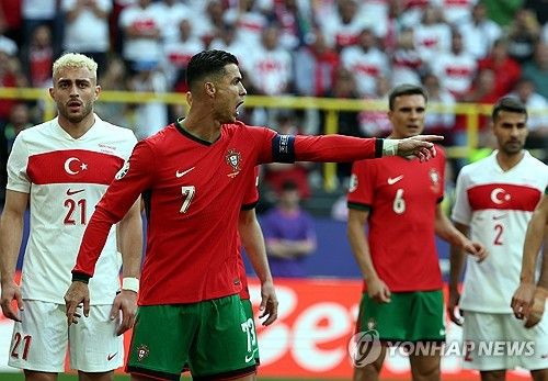 포르투갈은 23일 독일 도르트문트의에 위치한 BVB 슈티다온에서 열린 튀르키예와의 UEFA 2024 유럽축구선수권대회 조별리그 F조 2차전에서 3 대 0 완승을 거뒀다. 튀르키예전 완승으로 포르투갈은 조지아와의 조별리그 최종전을 앞두고 F조 1위와 대회 16강 진출을 모두 확정 지었다. 이날 선발로 출전한 전설적인 공격수 크리스티아누 호날두는 후반전에 골키퍼와 일대일 상황에서 슈팅보다 패스를 택해 브루노 페르난데스의 쐐기골을 돕는 이타적인 플레이로 많은 찬사를 받았다. 연합뉴스