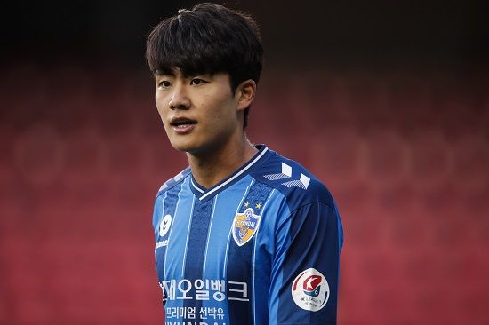 또 한 명의 유럽파가 탄생한다. 국가대표 라이트백 설영우가 울산HD를 떠나 세르비아 명문 츠르베나 즈베즈다로 이적한다. 울산은 24일 지난 겨울 즈베즈다가 제안한 그리고 최근 여러 매체들의 추측보다 상향된 조건과 대우로 설영우 선수를 즈베즈다로 이적시켰다고 알렸다.&nbsp;다만 이외 구체적인 조건은 울산과 즈베즈다의 상호 합의하에 밝히지 않기로 했다. 울산HD