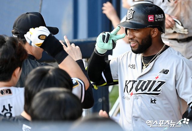 KT 외야수 로하스는 23일 잠실구장에서 열린 '2024 신한 SOL Bank KBO 리그' LG와 더블헤더 1경기에서 1번 지명타자로 선발 출전했다. 7회초 이지강을 상대로 솔로포를 쳐 KBO 리그 역대 27번째 네 시즌 연속 20홈런을 때려냈다. 엑스포츠뉴스 DB 