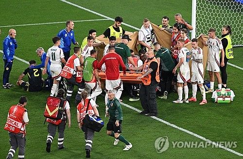 헝가리 축구협회가 24일(한국시간) 공식 사회관계망서비스(SNS)를 통해 스코틀랜드전 도중 쓰러져 실려 나간 버르거가 수술을 받고 의식을 회복했다고 전했다.&nbsp;헝가리는 이날 독일 슈투트가르트에 있는 슈투트가르트 아레나에서 열린 스코틀랜드와의 유럽축구연맹(UEFA) 유로 2024 A조 최종전에서 후반 추가시간 극장 골로 1-0 승리를 거뒀다. 연합뉴스