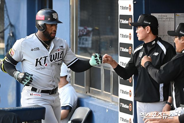 KT 외야수 로하스는 23일 잠실구장에서 열린 '2024 신한 SOL Bank KBO 리그' LG와 더블헤더 1경기에서 1번 지명타자로 선발 출전했다. 7회초 이지강을 상대로 솔로포를 쳐 KBO 리그 역대 27번째 네 시즌 연속 20홈런을 때려냈다. 엑스포츠뉴스 DB 