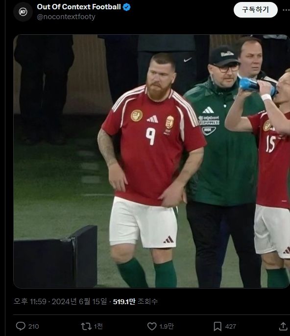프랑스 언론 르퀴프가 16일(한국시간) 헝가리 축구 국가대표팀으로 유럽축구연맹(UEFA) 유로 2024 데뷔전을 치른 마틴 아담을 집중 조명했다.&nbsp; 마틴은 이날 독일 쾰른 스타디움에서 열린 스위스와의 대회 A조 1차전에 후반 교체 출전해 11분간 활약하며 유로 데뷔전을 치렀다.&nbsp; 팀은 1-3으로 패했지만, 아담은 이번 대회 최고의 스타로 발돋움했다. 그는 후반 34분 수비수 밀로스 케르케즈를 대신해 공격수로 출전했다.&nbsp;아웃오브컨텍스트풋볼 SNS