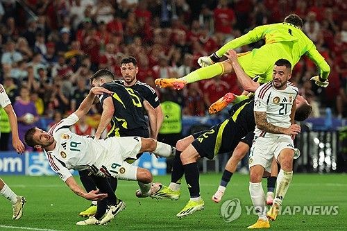 헝가리 축구협회가 24일(한국시간) 공식 사회관계망서비스(SNS)를 통해 스코틀랜드전 도중 쓰러져 실려 나간 버르거가 수술을 받고 의식을 회복했다고 전했다.&nbsp;헝가리는 이날 독일 슈투트가르트에 있는 슈투트가르트 아레나에서 열린 스코틀랜드와의 유럽축구연맹(UEFA) 유로 2024 A조 최종전에서 후반 추가시간 극장 골로 1-0 승리를 거뒀다. 연합뉴스