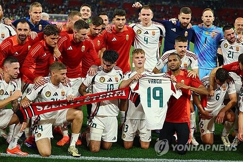 헝가리 축구협회가 24일(한국시간) 공식 사회관계망서비스(SNS)를 통해 스코틀랜드전 도중 쓰러져 실려 나간 버르거가 수술을 받고 의식을 회복했다고 전했다.&nbsp;헝가리는 이날 독일 슈투트가르트에 있는 슈투트가르트 아레나에서 열린 스코틀랜드와의 유럽축구연맹(UEFA) 유로 2024 A조 최종전에서 후반 추가시간 극장 골로 1-0 승리를 거뒀다. 연합뉴스