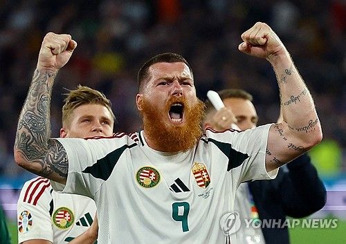 헝가리 축구협회가 24일(한국시간) 공식 사회관계망서비스(SNS)를 통해 스코틀랜드전 도중 쓰러져 실려 나간 버르거가 수술을 받고 의식을 회복했다고 전했다.&nbsp;헝가리는 이날 독일 슈투트가르트에 있는 슈투트가르트 아레나에서 열린 스코틀랜드와의 유럽축구연맹(UEFA) 유로 2024 A조 최종전에서 후반 추가시간 극장 골로 1-0 승리를 거뒀다. 연합뉴스