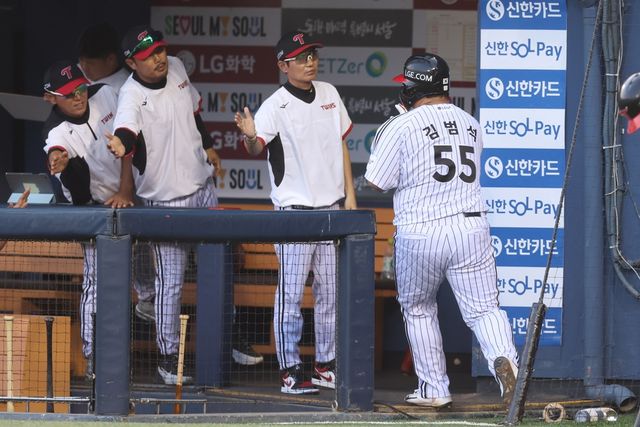 LG 포수 김범석(55번)은 실수를 통해 경험하고, 성장하는 중이다. LG 트윈스